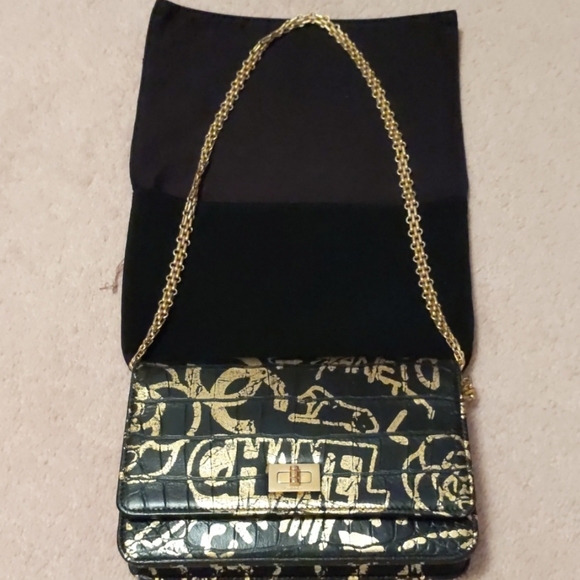 SOLD CHANEL*RARE* Paris-New York 2019 Graffiti WOC - Picture 7 of 16